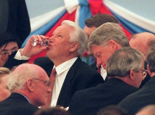 Boris Jeltsin ja Bill Clinton juhlatuulella 1995.