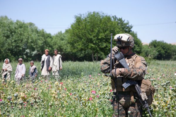 Amerikkalaissotilas oopiumipellolla.