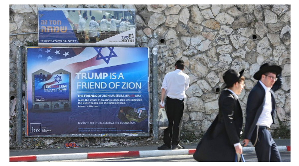 Jerusalem oli täynnä tämänkaltaisia kylttejä jo ennen Trumpin vierailua. Kuvakaappaus: Haaretz.