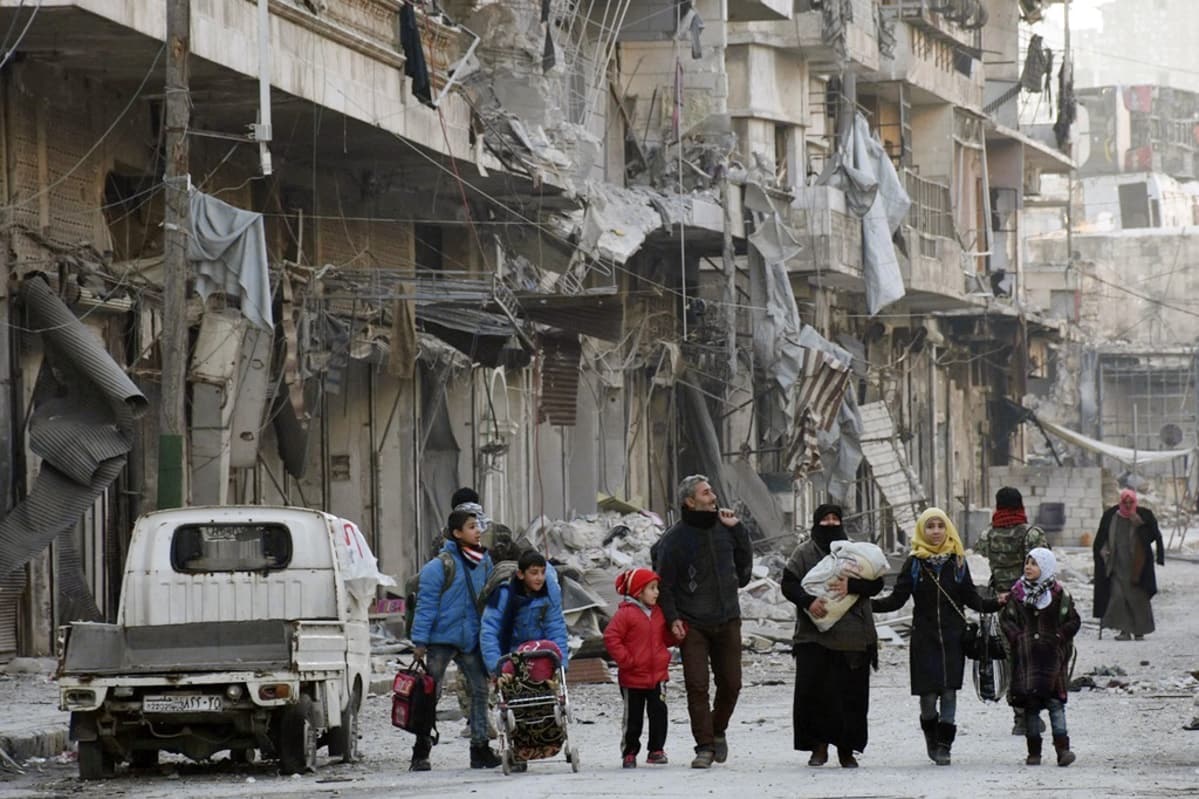 Aleppo on raunioitunut pahoin sodassa. Siviilejä etsimässä turvallisempaa paikkaa joulukuun alkupäivinä vuonna 2016.