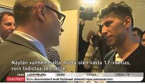 Juha Sipilä keskustelee pakolaislapsen kanssa.