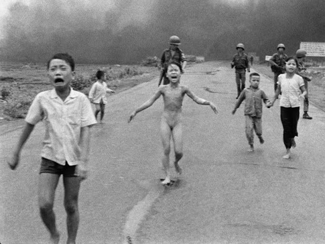 USA:n ”vapauden” ja ”rauhan” interventiot: Kuuluisin kuva Vietnamin sodasta; ”Napalmityttö”.