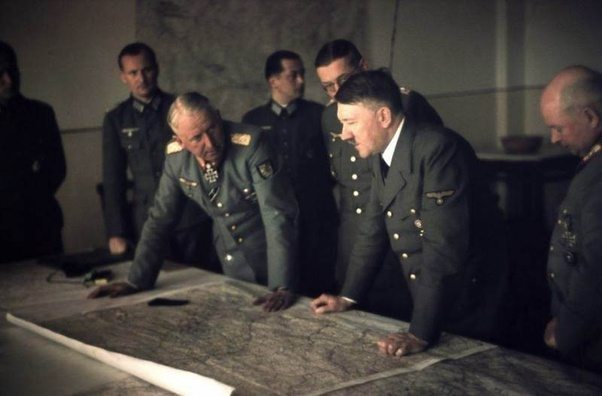 Manstein Hitlerin kanssa pöydän ääressä.