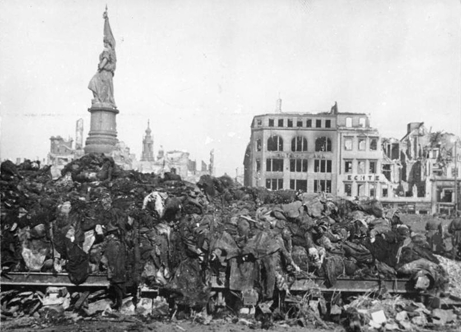 Dresden 1945. sionistien tekemä kansanmurha.