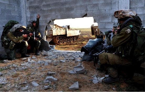 Israelin omat eturivin sotilaat ovat kertoneet epäasiallisesta käytöksestä ja puhuneet jopa kylmäverisistä palestiinalaisten murhista, kertoo brittilehti The Times.
