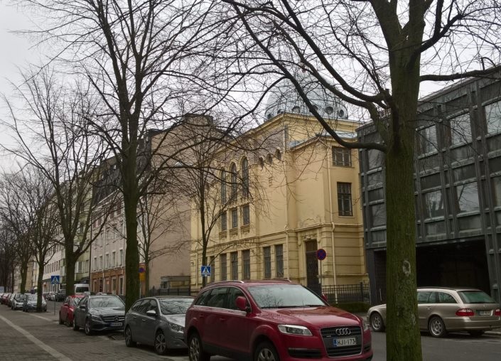 Seurakuntalainen tiedottaa Helsingin juutalainen seurakunta joutuu kohtaamaan jatkuvaa häiriköintiä uusnatsien taholta.